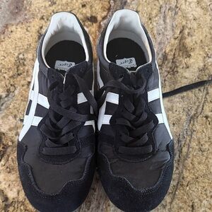 Onitsuka Tiger by Asics 
Unisex Black and White Sneakers men's 6 
Women 7.5